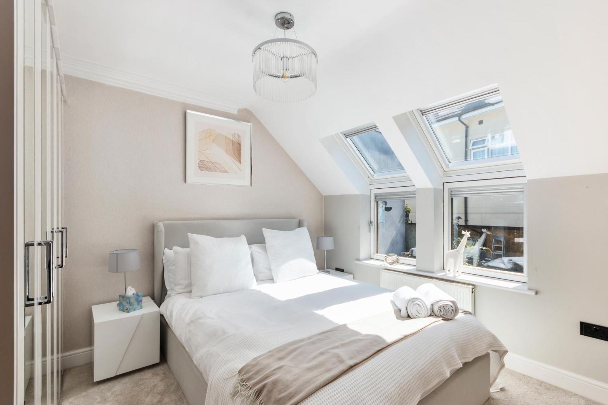 Weybridge - 2 Bed - Parking Apartment ภายนอก รูปภาพ