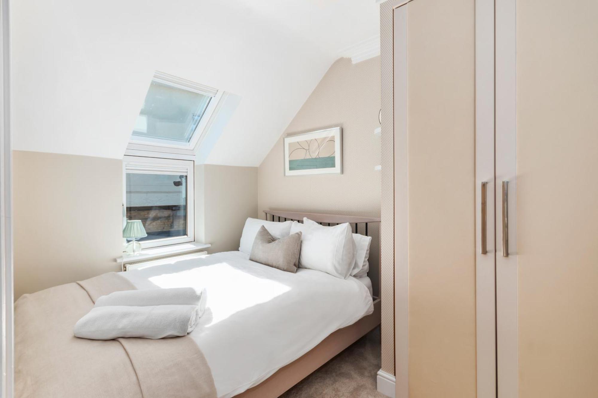 Weybridge - 2 Bed - Parking Apartment ภายนอก รูปภาพ
