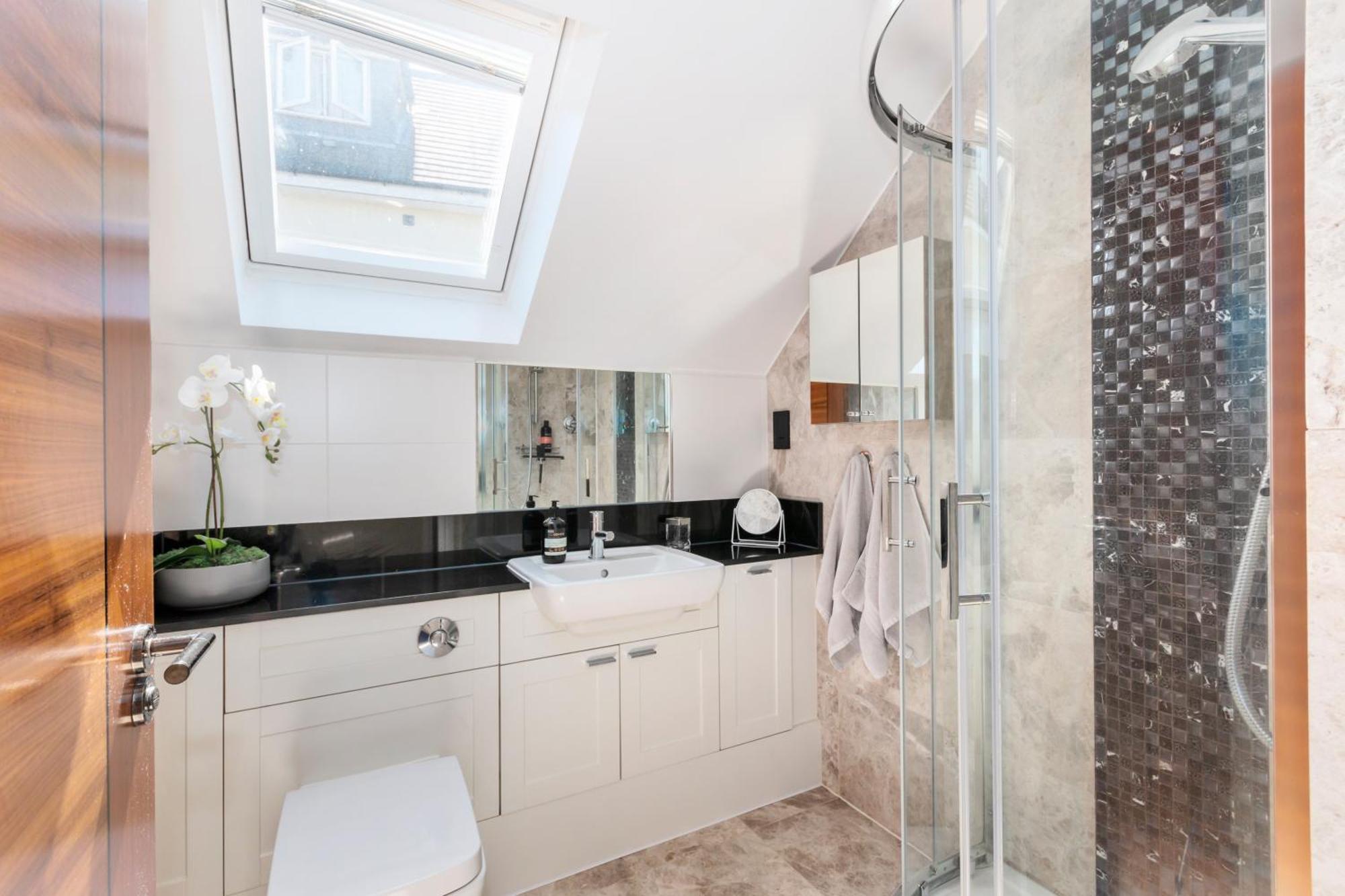 Weybridge - 2 Bed - Parking Apartment ภายนอก รูปภาพ