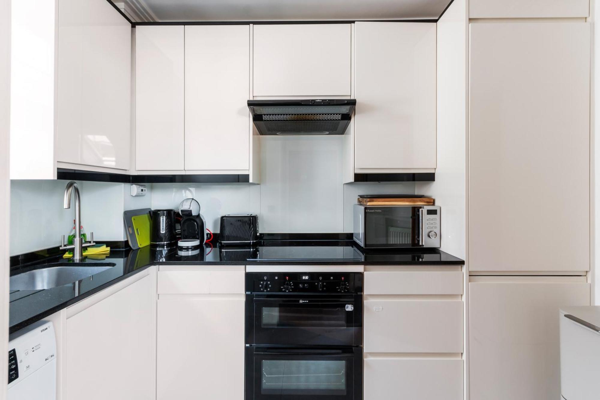 Weybridge - 2 Bed - Parking Apartment ภายนอก รูปภาพ